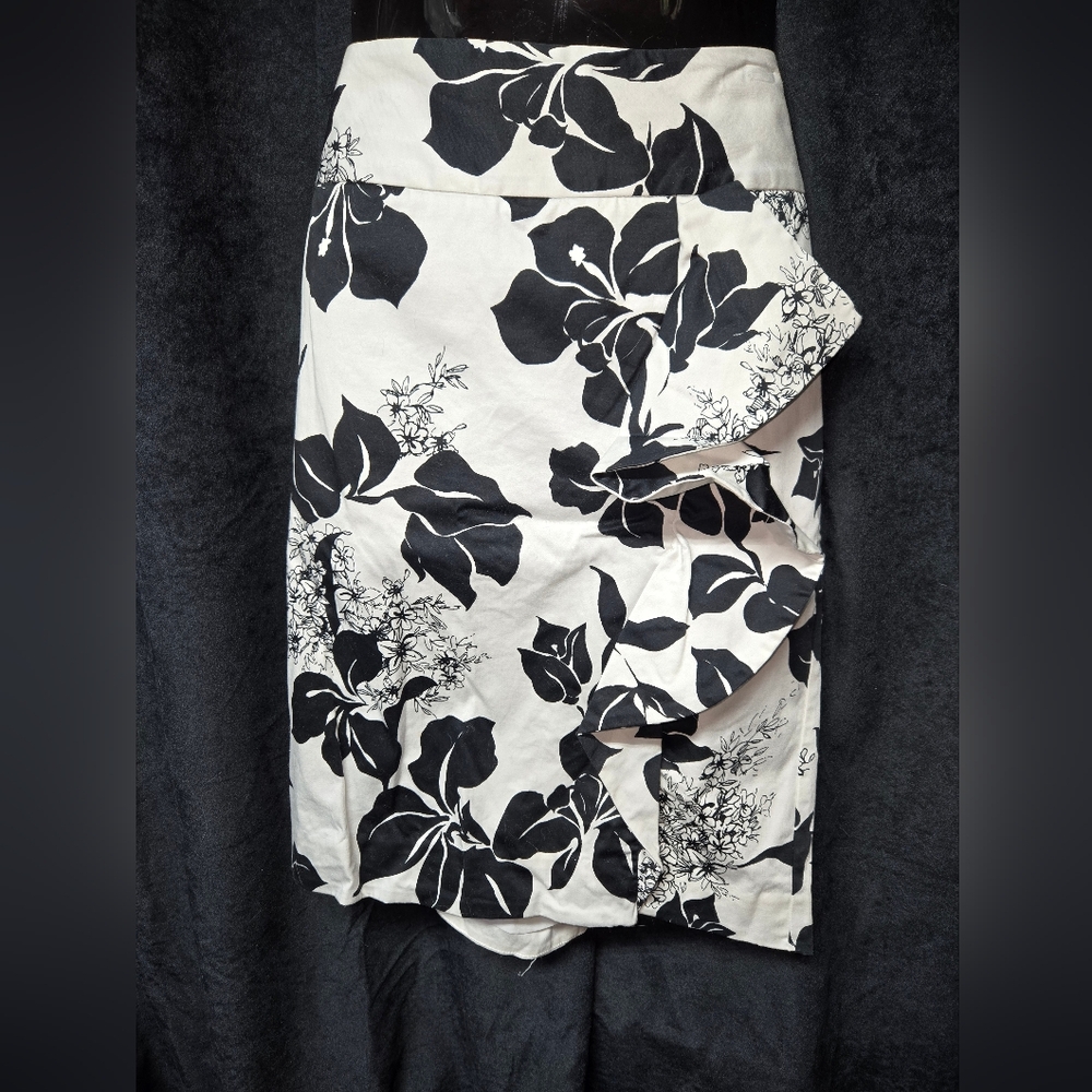 White House Black Market Pencil Ruffle Skirt size 4